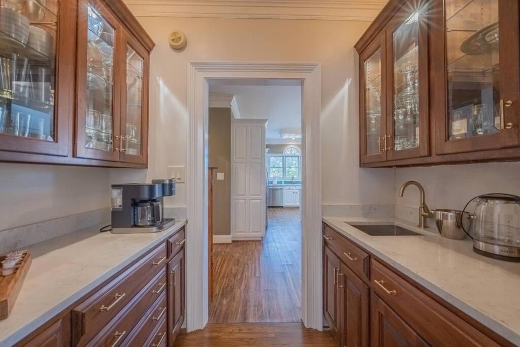 Large Luxury House, 4 King Beds & 21 Total, Hot Tub, Theater, Fireplace, Game Room, Ping-pong, Pool Table, Air Hockey, Arcade, River, Big Kitchen, Porch, Quiet, Good For Families And Large Groups, Near Uga Golf Course, Close To Uga & Stanford St