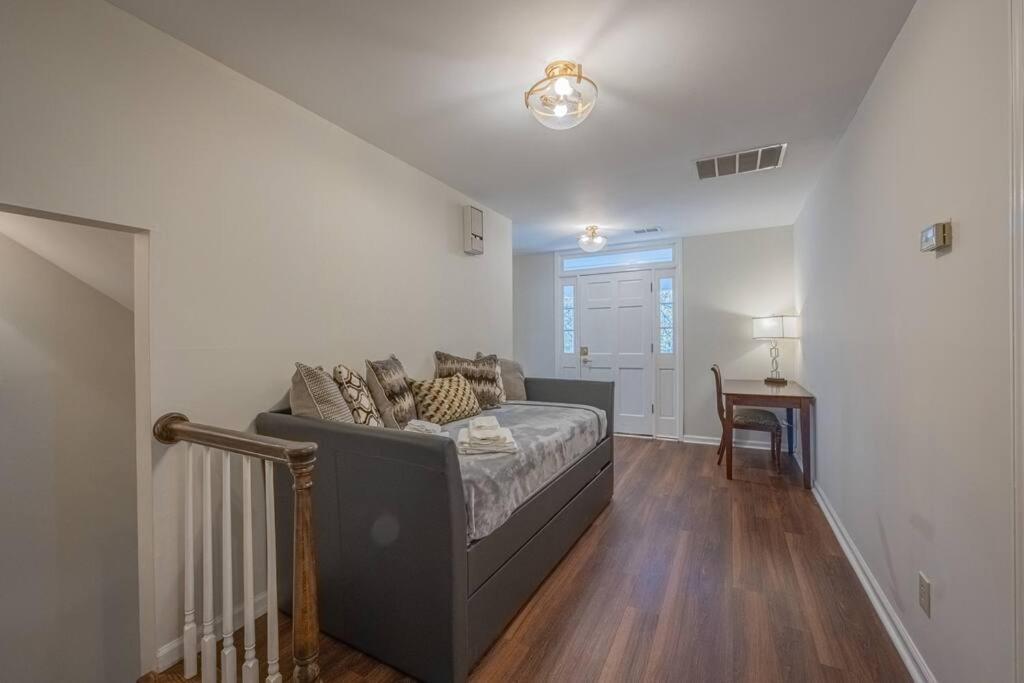 Villa Large Luxury House, 4 King Beds & 21 Total, Hot Tub, Theater, Fireplace, Game Room, Ping-pong, Pool Table, Air Hockey, Arcade, River, Big Kitchen, Porch, Quiet, Good For Families And Large Groups, Near Uga Golf Course, Close To Uga & Stanford St Athens