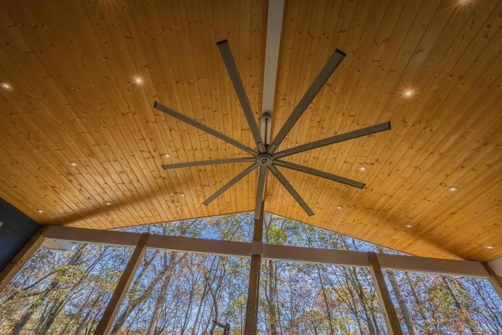 Large Luxury House, 4 King Beds & 21 Total, Hot Tub, Theater, Fireplace, Game Room, Ping-pong, Pool Table, Air Hockey, Arcade, River, Big Kitchen, Porch, Quiet, Good For Families And Large Groups, Near Uga Golf Course, Close To Uga & Stanford St Athens