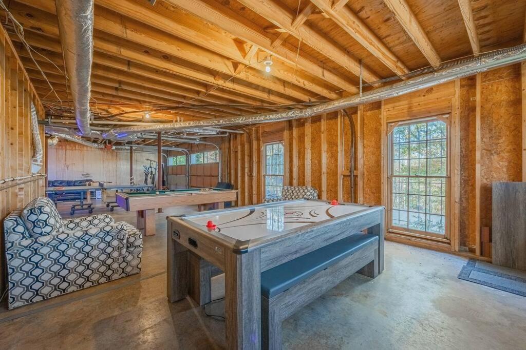 Large Luxury House, 4 King Beds & 21 Total, Hot Tub, Theater, Fireplace, Game Room, Ping-pong, Pool Table, Air Hockey, Arcade, River, Big Kitchen, Porch, Quiet, Good For Families And Large Groups, Near Uga Golf Course, Close To Uga & Stanford St