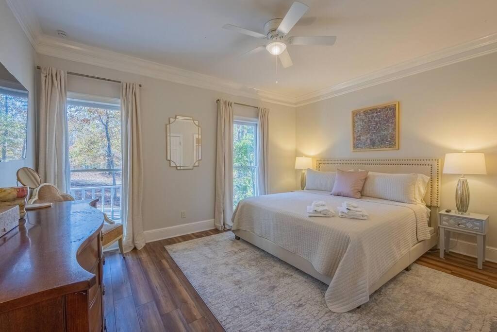 Large Luxury House, 4 King Beds & 21 Total, Hot Tub, Theater, Fireplace, Game Room, Ping-pong, Pool Table, Air Hockey, Arcade, River, Big Kitchen, Porch, Quiet, Good For Families And Large Groups, Near Uga Golf Course, Close To Uga & Stanford St Villa Athens