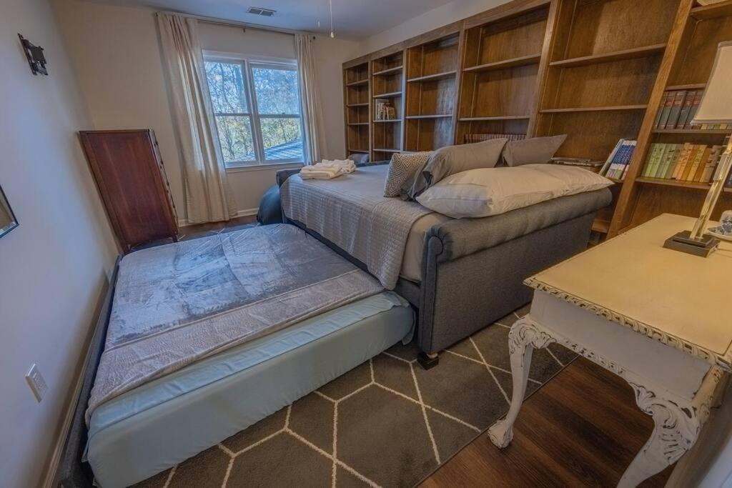 Large Luxury House, 4 King Beds & 21 Total, Hot Tub, Theater, Fireplace, Game Room, Ping-pong, Pool Table, Air Hockey, Arcade, River, Big Kitchen, Porch, Quiet, Good For Families And Large Groups, Near Uga Golf Course, Close To Uga & Stanford St Athens