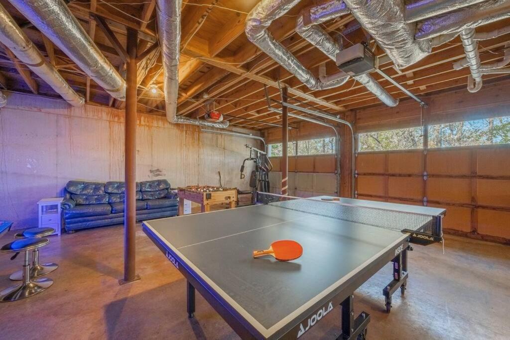 Villa Large Luxury House, 4 King Beds & 21 Total, Hot Tub, Theater, Fireplace, Game Room, Ping-pong, Pool Table, Air Hockey, Arcade, River, Big Kitchen, Porch, Quiet, Good For Families And Large Groups, Near Uga Golf Course, Close To Uga & Stanford St *