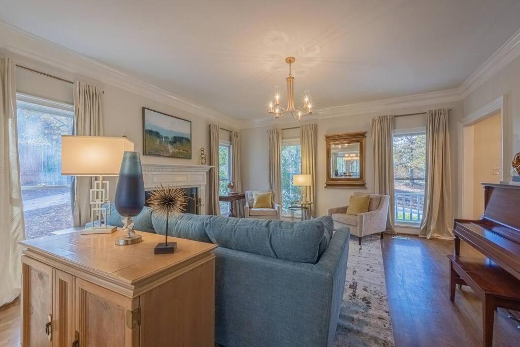 Large Luxury House, 4 King Beds & 21 Total, Hot Tub, Theater, Fireplace, Game Room, Ping-pong, Pool Table, Air Hockey, Arcade, River, Big Kitchen, Porch, Quiet, Good For Families And Large Groups, Near Uga Golf Course, Close To Uga & Stanford St