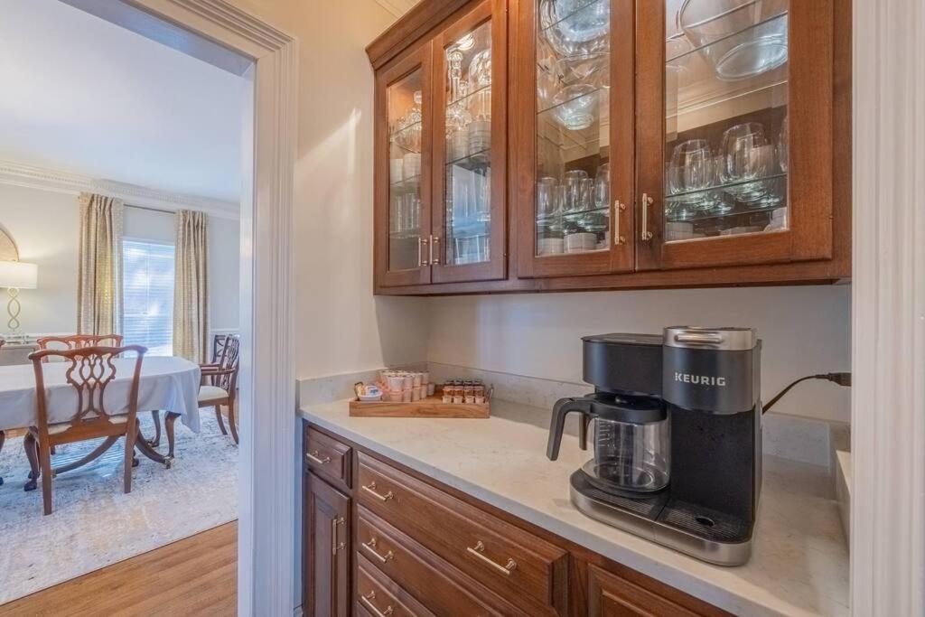 Large Luxury House, 4 King Beds & 21 Total, Hot Tub, Theater, Fireplace, Game Room, Ping-pong, Pool Table, Air Hockey, Arcade, River, Big Kitchen, Porch, Quiet, Good For Families And Large Groups, Near Uga Golf Course, Close To Uga & Stanford St Villa *