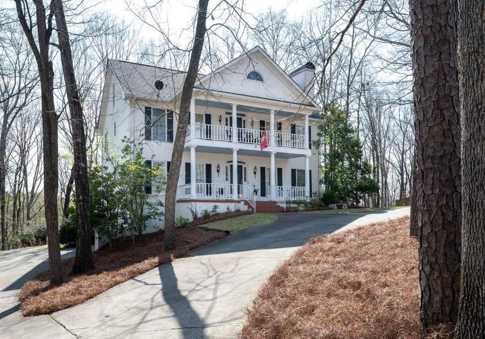 Villa Large Luxury House, 4 King Beds & 21 Total, Hot Tub, Theater, Fireplace, Game Room, Ping-pong, Pool Table, Air Hockey, Arcade, River, Big Kitchen, Porch, Quiet, Good For Families And Large Groups, Near Uga Golf Course, Close To Uga & Stanford St