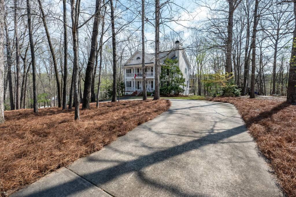 Large Luxury House, 4 King Beds & 21 Total, Hot Tub, Theater, Fireplace, Game Room, Ping-pong, Pool Table, Air Hockey, Arcade, River, Big Kitchen, Porch, Quiet, Good For Families And Large Groups, Near Uga Golf Course, Close To Uga & Stanford St * Athens