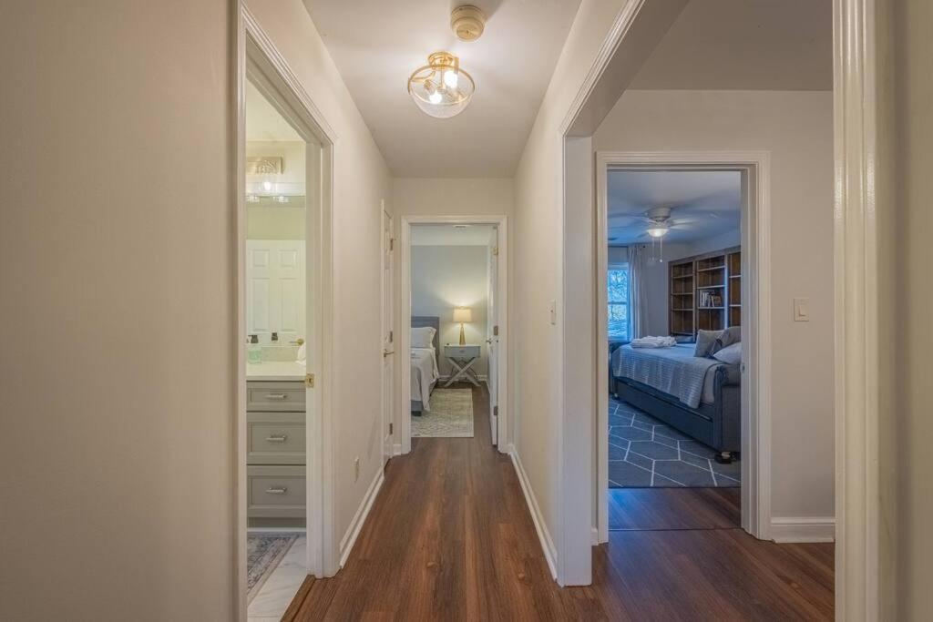 Villa Large Luxury House, 4 King Beds & 21 Total, Hot Tub, Theater, Fireplace, Game Room, Ping-pong, Pool Table, Air Hockey, Arcade, River, Big Kitchen, Porch, Quiet, Good For Families And Large Groups, Near Uga Golf Course, Close To Uga & Stanford St Athens