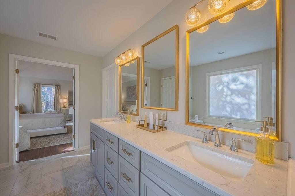 Large Luxury House, 4 King Beds & 21 Total, Hot Tub, Theater, Fireplace, Game Room, Ping-pong, Pool Table, Air Hockey, Arcade, River, Big Kitchen, Porch, Quiet, Good For Families And Large Groups, Near Uga Golf Course, Close To Uga & Stanford St Athens