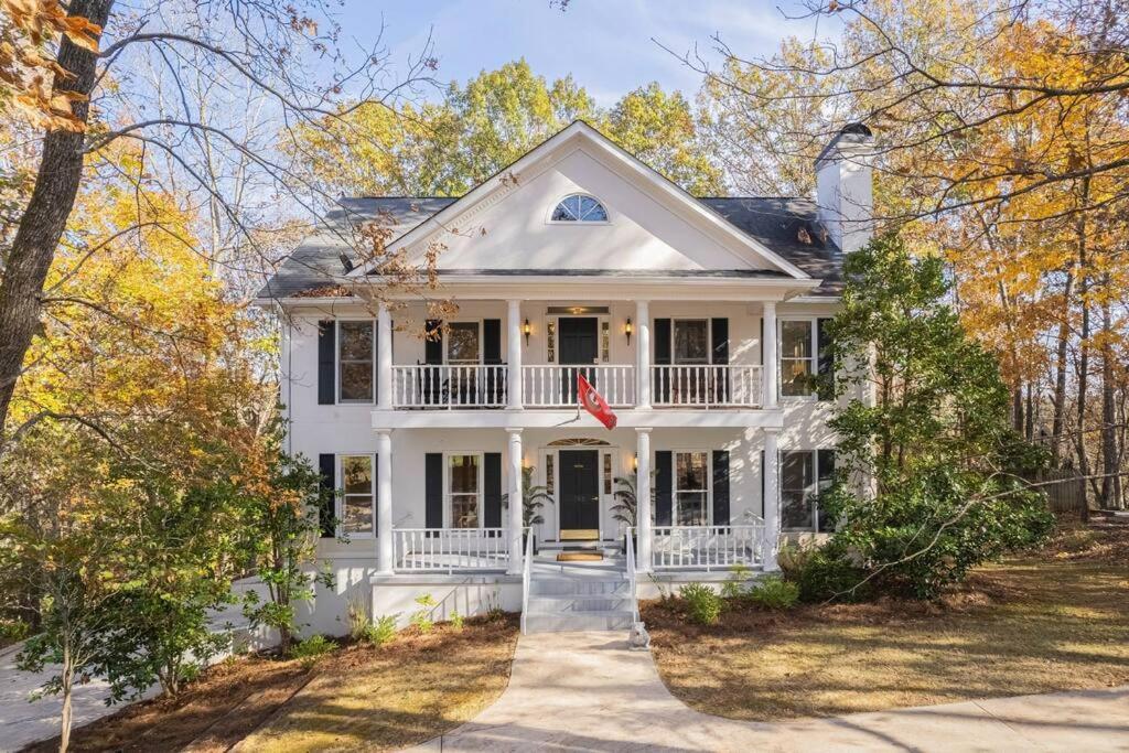 Large Luxury House, 4 King Beds & 21 Total, Hot Tub, Theater, Fireplace, Game Room, Ping-pong, Pool Table, Air Hockey, Arcade, River, Big Kitchen, Porch, Quiet, Good For Families And Large Groups, Near Uga Golf Course, Close To Uga & Stanford St *