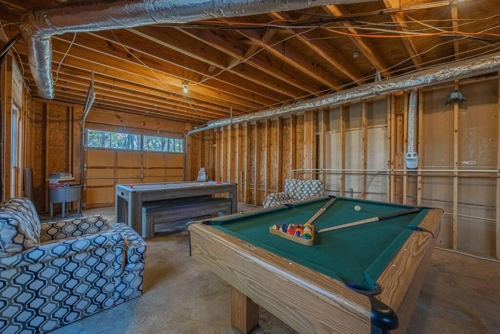 Villa Large Luxury House, 4 King Beds & 21 Total, Hot Tub, Theater, Fireplace, Game Room, Ping-pong, Pool Table, Air Hockey, Arcade, River, Big Kitchen, Porch, Quiet, Good For Families And Large Groups, Near Uga Golf Course, Close To Uga & Stanford St Athens
