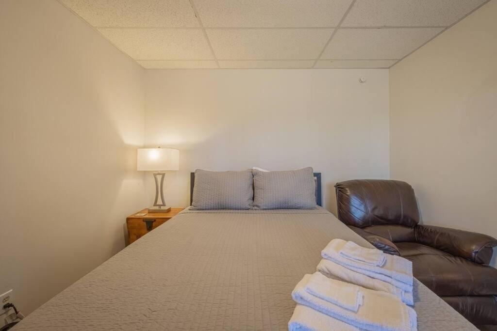 Large Luxury House, 4 King Beds & 21 Total, Hot Tub, Theater, Fireplace, Game Room, Ping-pong, Pool Table, Air Hockey, Arcade, River, Big Kitchen, Porch, Quiet, Good For Families And Large Groups, Near Uga Golf Course, Close To Uga & Stanford St * Athens